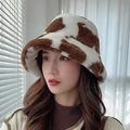 Chapeau bob en peluche d'hiver avec motif vache marron et blanc pour un look chaud dehors - M (56-58cm) / Bob Imprimé Vache Marron