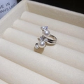 Dettaglio dell'anello in argento con perle bianche e zirconi cubici scintillanti - Clip per Orecchio Singolo Destro Argentato