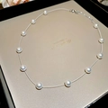 Vista dettagliata della collana in argento con perle bianche in una confezione regalo nera - Collana-Perla Bianca (8mm)