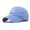 Dettaglio del ricamo God's Plan su cappello da baseball in cotone lavato azzurro con visiera - Blu