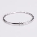 Dettaglio del bracciale in acciaio inossidabile argento con design circolare minimal - Color Acciaio