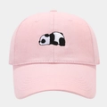 Détail de la casquette rose avec broderie panda et texture en sergé de coton robuste - Rose