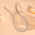 Primer plano de cadena de serpiente plateada de múltiples hebras con cierre de langosta - Collar de Plata