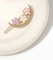 Elegante pasador de luna dorada con flores de cristal en color rosa, púrpura y blanco - Luna