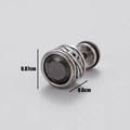 Dettaglio macro di orecchino vintage da uomo in acciaio con zircone nero e misure - Stile intagliato vintage (S70)