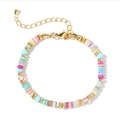 Bracciale di perle macaron colorate con distanziatori dorati e chiusura su sfondo bianco - Stile Perline Tonde Piatte (B-B24032601A)
