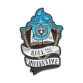 Cartoon-Emaille-Anstecknadel mit Schild und D20-Würfel sowie Roll For Initiative Text - Initiative Würfeln (XZ9335)