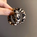 Dettaglio di orecchini a cerchio in acrilico con classica trama leopardata moda - 2# Perno in Argento - Tondo Beige Caffè Piccolo