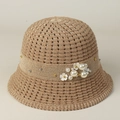 Primer plano de un elegante sombrero de paja con perlas y flores decorativas 3D - S (56-57cm) / Caqui