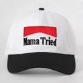 Dettaglio del ricamo Mama Tried e del blocco di colore rosso sul cappello da baseball - Splicing Bianco e Nero