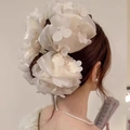 Witte bloem haarclip van mesh met strik-ontwerp, achteraanzicht gedragen op modelhaar - 3D Bloem Crèmewit Klem