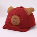Detalle de gorra roja para bebé con orejas de oso 3D y bordado de visera suave - 48cm (6M-2A) / Rojo