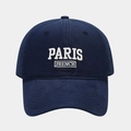 Dettaglio del ricamo bianco PARIS e FRENCH su berretto da baseball blu scuro - Blu navy
