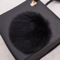 Pendentif pompon en fourrure de renard noire sur un sac en cuir avec fermoir doré - Style Bouton Pression 14CM / Gris