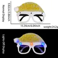 LED Weihnachtsbrille mit gelben Pailletten Hut und Merry Christmas Text in zwei Lichtmodi - Integrierte LED-Blinkbrille / Goldener Glitzer Buchstaben-Hut-Stil