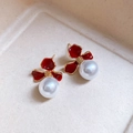 Orecchini a fiore dorati con petali in smalto rosso e perle bianche da donna - Lega/Smalto/Imitazione perla / Stile Fiore Rosso Perla (HE24197-4)