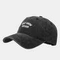 Détail de la broderie SHIT SHOW SUPERVISOR sur casquette en coton noir délavé - Réglable / Noir