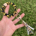 Pulsera llavero de cuentas de silicona con girasoles y borla de cuero sobre césped - A-004/Tema de Girasol + Borla con Estampado de Girasol