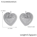 Dettaglio di orecchini a cuore geometrici in acciaio al titanio con trama ondulata e misure - Argento