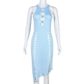 Dettaglio del vestito senza maniche azzurro con ritagli in strass e orlo asimmetrico - S / Blu