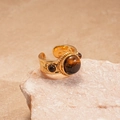 Vista macro de piedra ojo de tigre en anillo de metal martillado dorado vintage - Anillo - Color Café