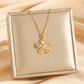 Goldene Halskette mit fünfblättriger Zirkonia-Blume auf einer Schmuckschachtel aus Satin - Goldene Zirkonia Blume (8527)
