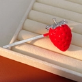 Dettaglio di un fermaglio a fragola rossa con foglia d'argento su vassoio di velluto - Fermaglio per capelli - Argento - Rosso