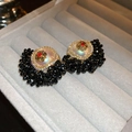 Dettaglio di orecchini vintage con perline nere e centro floreale bianco dorato ed elegante - Stile Perlato Floreale della Corte Vintage / Nero (Perno per orecchino in argento)