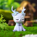 Figurine de cerf blanc en résine avec détails lavande et couronne de fleurs bleue - Cerf à l'écharpe violette