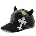 Gorra de béisbol de camuflaje rosa con cuernos de diablo y parche de cruz estilo punk - Ajustable / Negro y Blanco