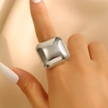 Bague géométrique carrée en métal argenté brillant avec finition miroir sur la main - Argent Carré Minimaliste (2218)