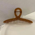 Elegant amber claw clip in large size with a twisted resin design for thick hair - Jelly Brown-11cm
