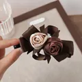 Elegante fermaglio a banana con fiocco marrone, rose di raso e una perla - Fiocco con Perla e Rosa / caffè