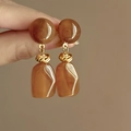 Pendientes geométricos irregulares de resina marrón con detalles en metal dorado - Color Ámbar Caramelo (Aguja de Plata)