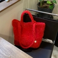 Borsa tote in peluche rossa invernale in morbida ecopelliccia con fibbia in metallo dorato - Rosso