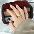 Anello dorato retrò con fascia testurizzata e gemma chiara rettangolare sulla mano - US 8 / Oro - Pietra di Vetro Bianca