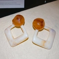 Vue détaillée de boucles d'oreilles géométriques en résine ambre et marbre blanc - 62# Tige d'oreille en argent-Blanc & Marron