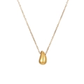 Pendentif goutte d'or poli avec chaîne délicate sur un fond blanc propre et minimaliste - Longueur de la chaîne 45+5cm / Doré
