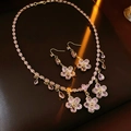 Détail d'un ensemble de bijoux fleurs de luxe avec pierres de zircon rose et violette - Rose