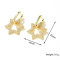Orecchini a stella dorati con zirconi e chiusura a U con dettagli sulle dimensioni - Stella Oro