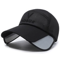 Gorra de béisbol de malla negra con visera retráctil y logotipo Vogue en relieve - Negro