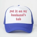 Cappellino trucker blu e bianco con slogan rosa Put It On My Husband's Tab - Taglia unica / Blu Reale