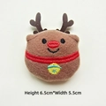 Dettaglio dell'accessorio renna di peluche con ricamo, misura 6,5 cm altezza e 5,5 cm larghezza - Renna di Natale / Originale (Apertura posteriore)