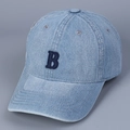 Detail einer hellblauen Denim-Basecap mit dunkelblau besticktem Buchstaben B Logo - M (56-58cm) / Hellblau