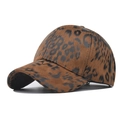 Dettaglio di un cappello da baseball con stampa leopardata marrone e trama scamosciata - Leopardo Marrone Scuro