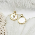 Pendentif rose en nacre plaqué or 18K et breloque dorée sur fond de dentelle blanche - Rose en Nacre