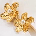 Detail of leaf-shaped gold stud earring with hammered texture and a white pearl accent - EZ5325-B Flower Pearl