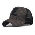 Cappellino baseball trucker a scacchi con ricamo L e rete nera traspirante sul retro - Quadri Caffè
