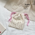 Détail macro du sac en velours côtelé avec motifs floraux roses et cordon tissé - Velours Côtelé Floral Rose