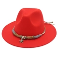 Dettaglio di cappello fedora rosso con fascia etnica intrecciata e ciondolo a stella - Rosso Arancio